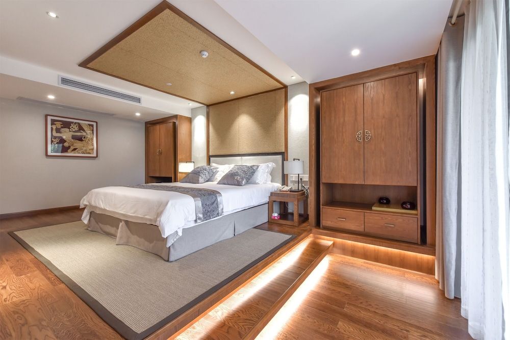 Artistic Mountain View Suite with Bathtub & Balcony