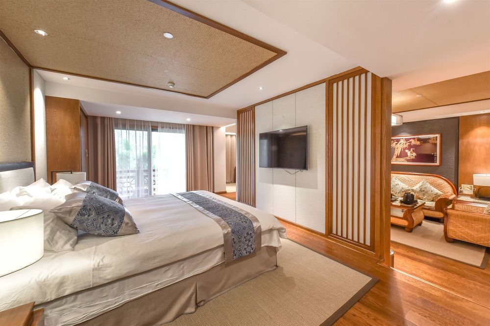 Artistic Mountain View Suite with Bathtub & Balcony