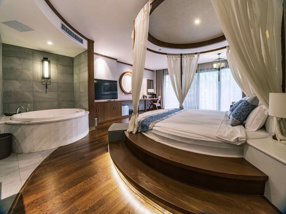 Romantic Couple Suite with Bathtub & Balcony
