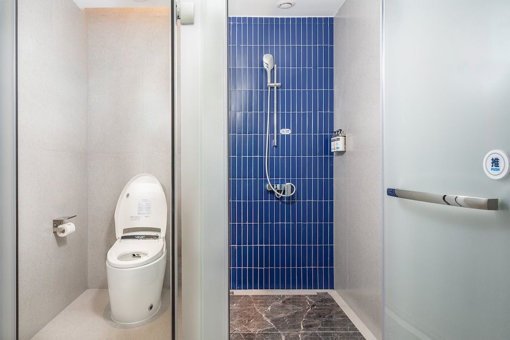 Holiday Inn Express Changsha Yuhua by IHG Standard Room, 1 King Bed 5