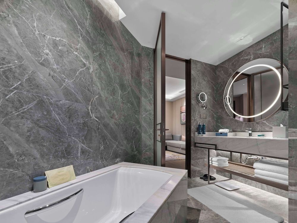 Doubletree By Hilton Yantai Golden Coast Hotel & Suites Premium Suite, 1 King Bed, Sea View 5