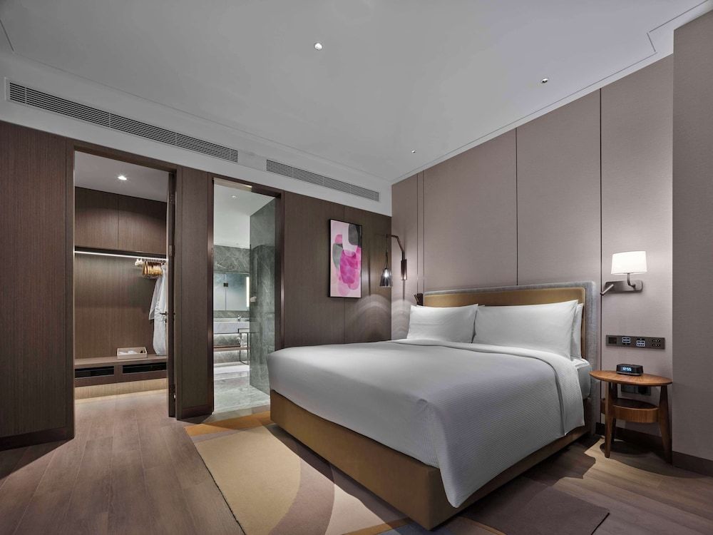 Doubletree By Hilton Yantai Golden Coast Hotel & Suites Premium Suite, 1 King Bed, Sea View