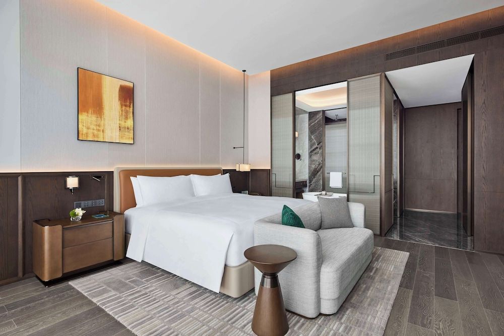 Conrad Chongqing KING DELUXE ROOM CITY VIEW