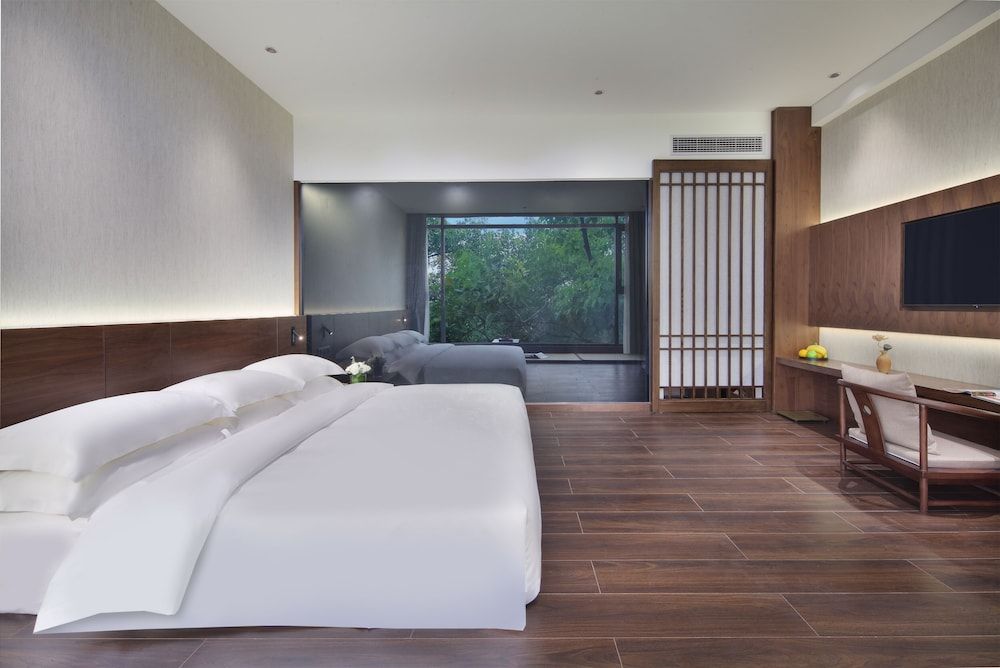 Riverside King Room With Tree Shade
