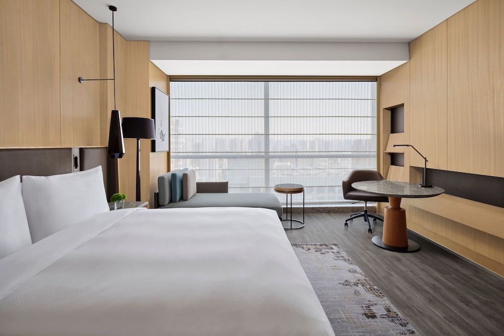 Deluxe Room, 1 King Bed, City View