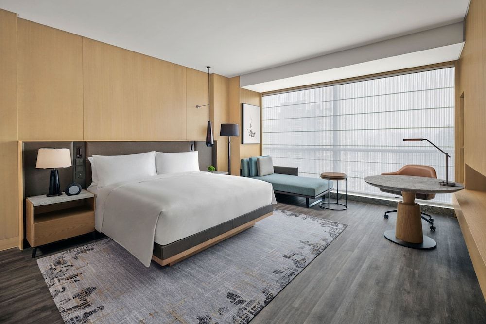 Deluxe Room, 1 King Bed, City View