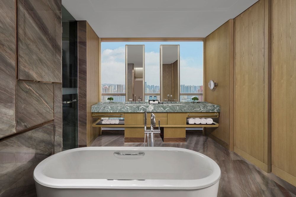 Executive Suite, 1 King Bed, City View