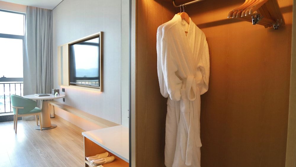 Holiday Inn Guiyang Airport by IHG Standard Room, 1 King Bed, Accessible 11