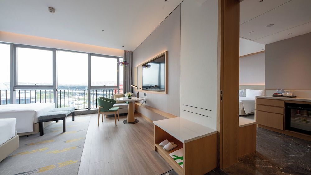 Holiday Inn Guiyang Airport by IHG Standard Room, 1 King Bed, Accessible 12