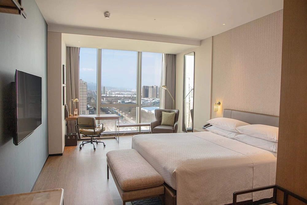 Four Points By Sheraton Yantai Standard Room, 1 King Bed, City View 2