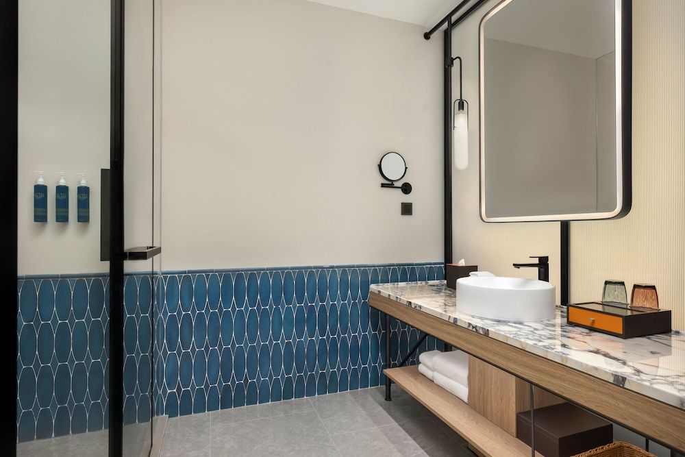 Four Points By Sheraton Yantai Standard Room, 1 King Bed, City View 5