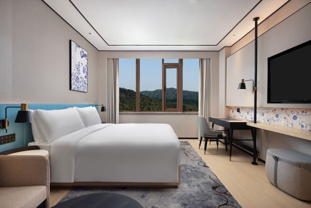 Hilton Garden Inn Jingdezhen Taoyuan Valley Room, 1 King Bed, Mountain View 2