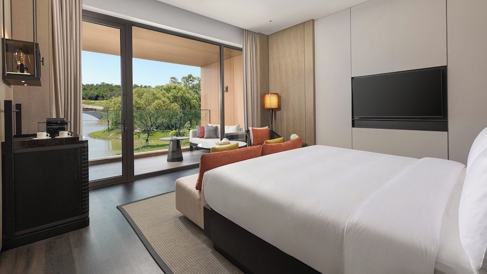 Standard Room, 1 King Bed, Lake View