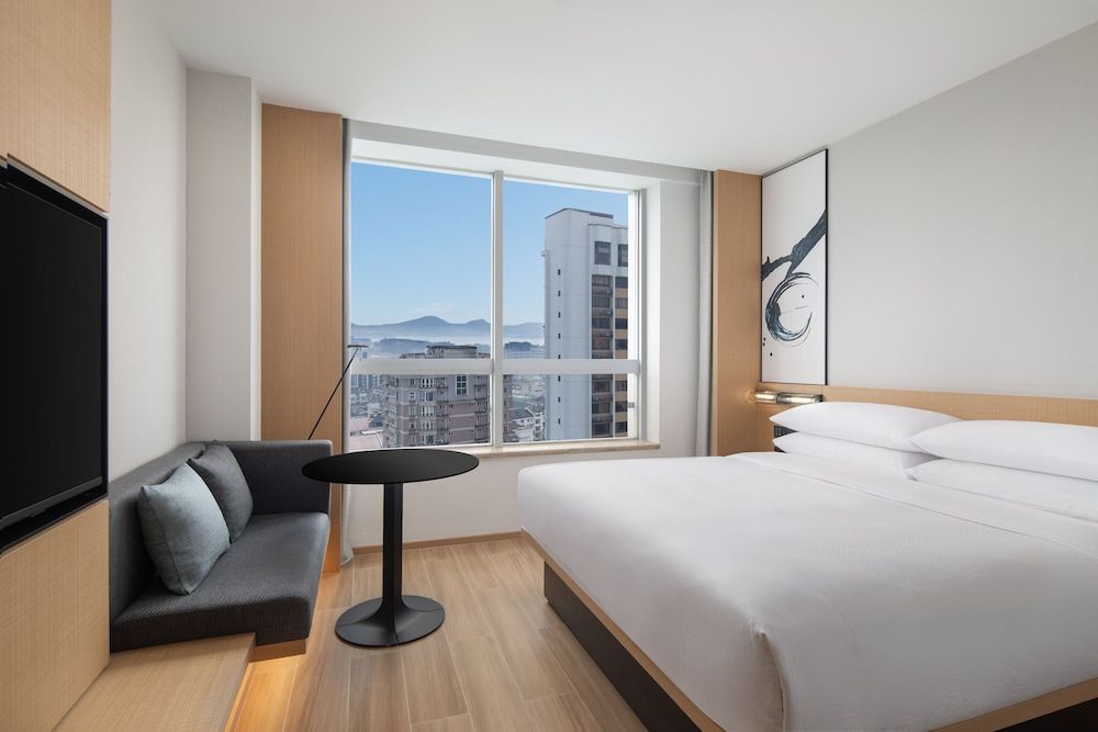 Superior Room, 1 King Bed, City View