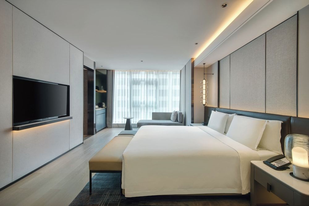 Premium Room, 1 King Bed, Bathtub (Lounge Access)