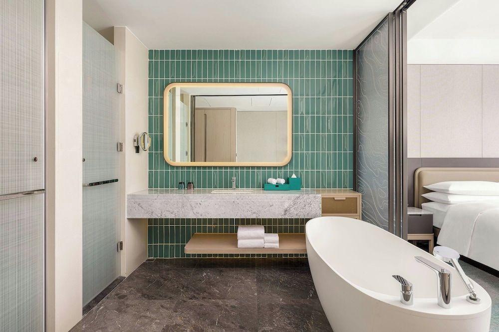 Lishui Marriott Hotel Deluxe Room, 1 King Bed 5