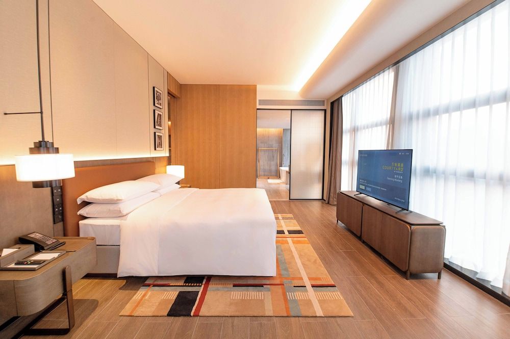Executive Suite, 1 King Bed, River View