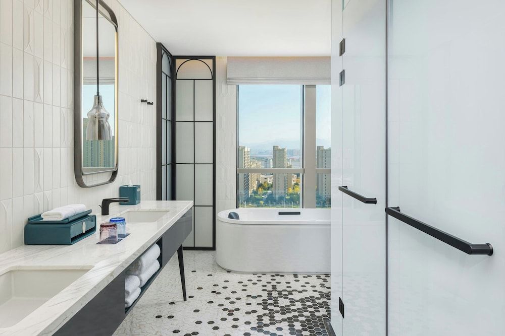 Renaissance Qingdao Hotel Executive Suite, 1 King Bed 6