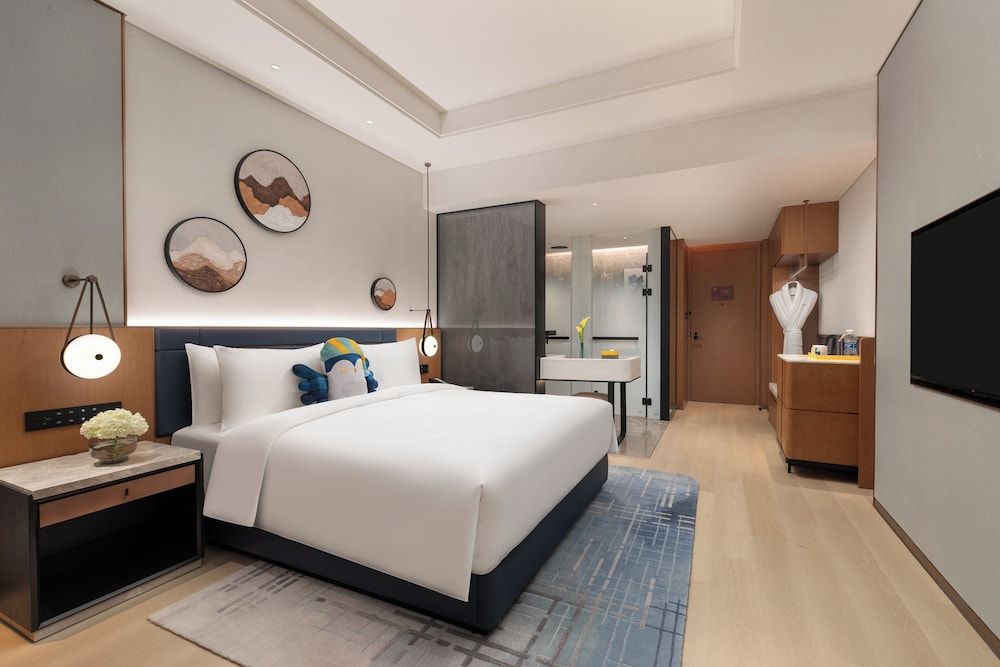 voco Jincheng Danhe by IHG Standard Room, 1 King Bed, City View 3