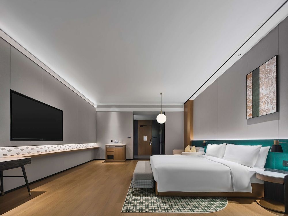 Deluxe Room, 1 King Bed, Garden View
