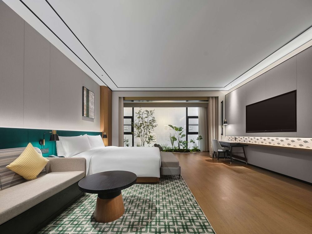 Deluxe Room, 1 King Bed, Garden View
