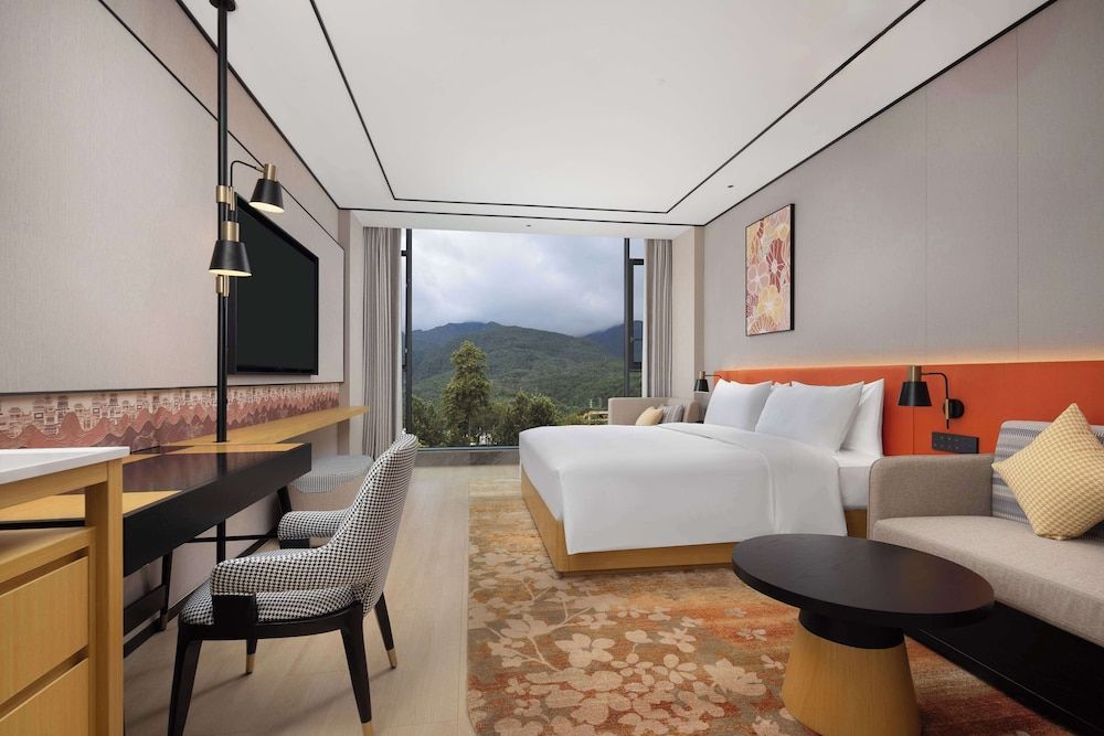 Hilton Garden Inn Dali Ancient City Room, 1 King Bed, Mountain View