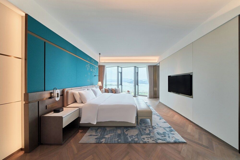 Executive Room, 1 King Bed, Club Lounge Access, Lake View