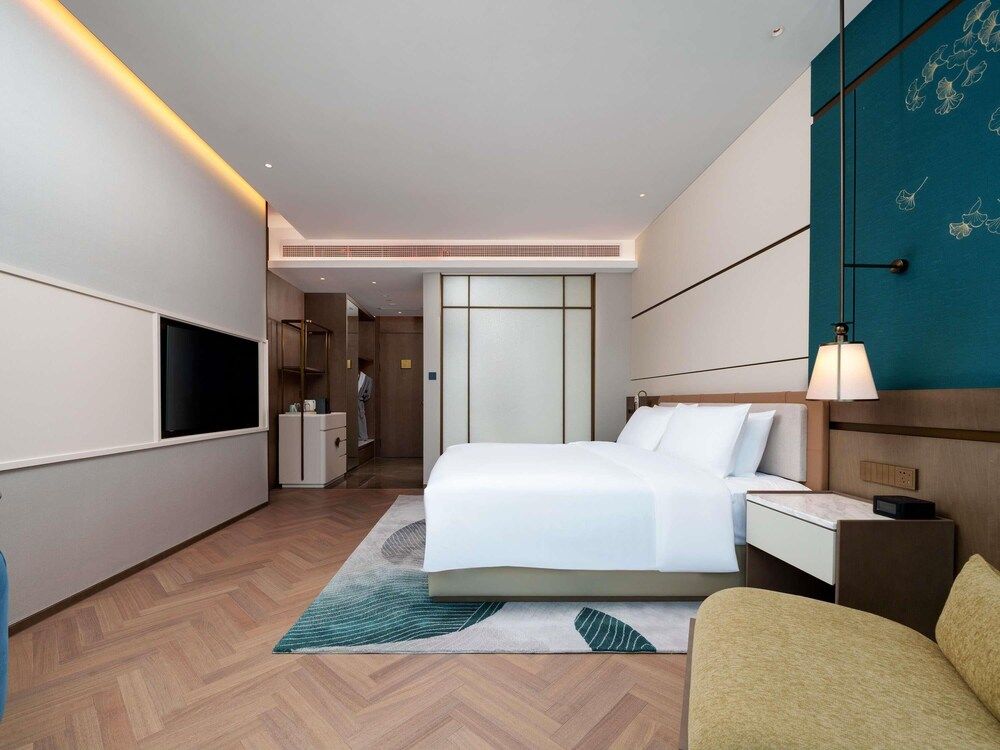 Executive Room, 1 King Bed, Club Lounge Access, Lake View