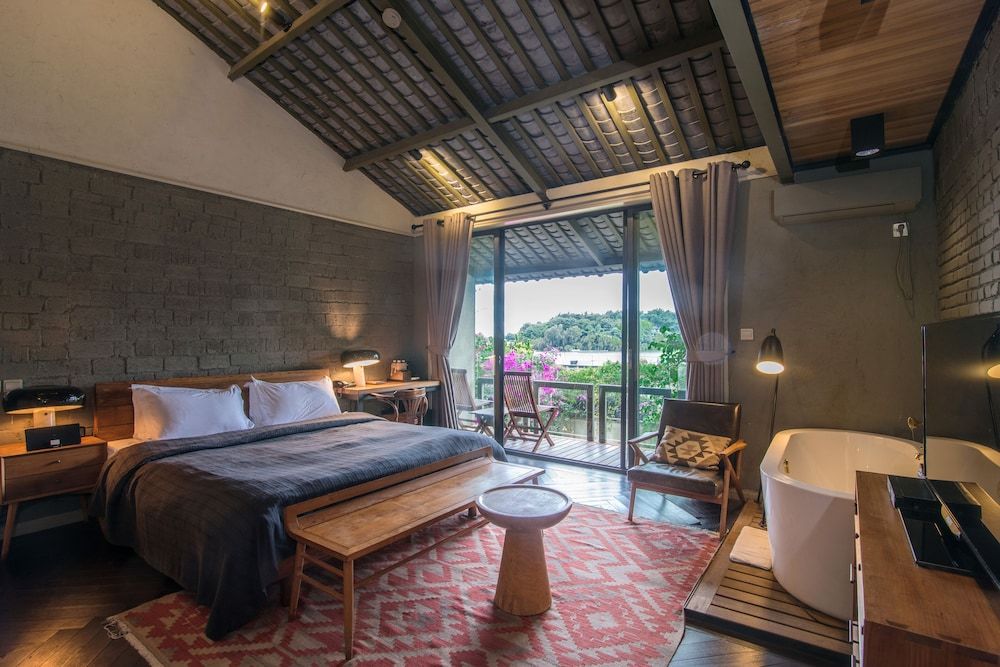 Double Room, Partial Lake View