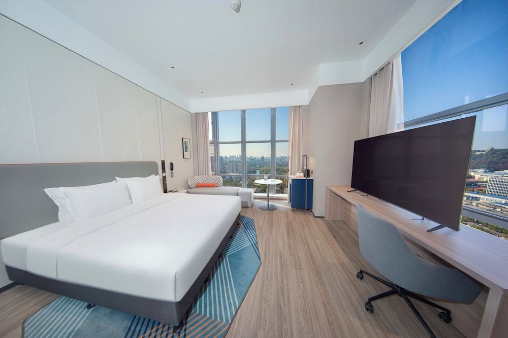 1 King Standard Extra Floor Space Lake View