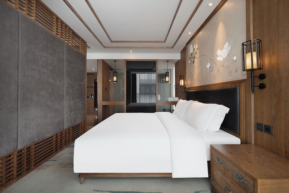 Deluxe Suite, 1 King Bed, City View