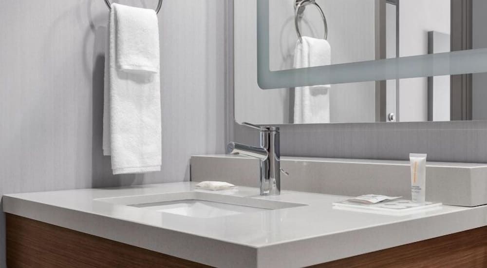 Hyatt House Mississauga / Airport Corporate Centre Studio Suite, 1 King Bed with Sofa bed, Accessible Bathtub 4