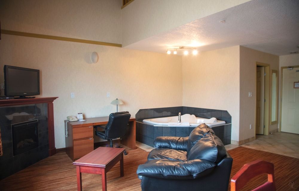 All Stay Suites Presidential Suite, 1 King Bed, Non Smoking, Fireplace, 1 bedroom 2