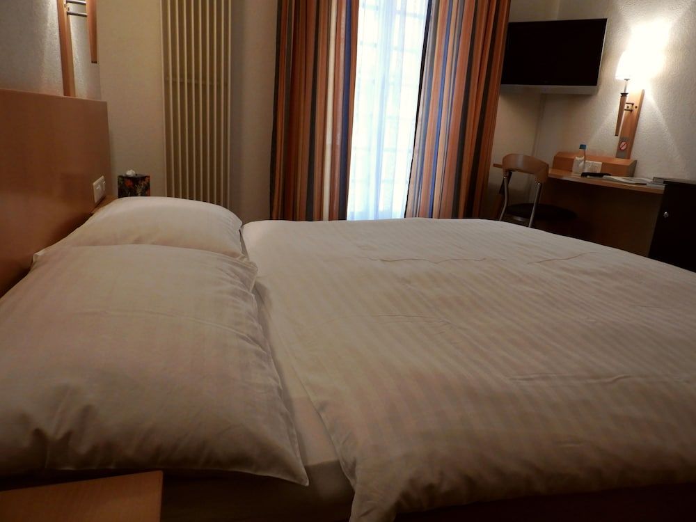 Hotel Restaurant Les Négociants Basic Double Room 2