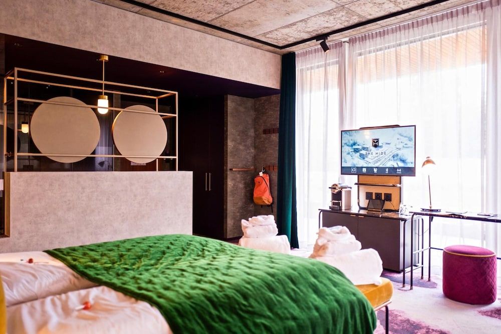 Me and All Hotel Flims, by Hyatt Deluxe Room, 1 King Bed 8