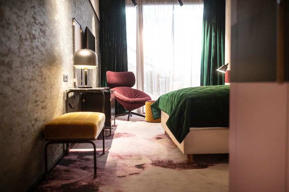 Me and All Hotel Flims, by Hyatt Room, 1 King Bed, Valley View 7