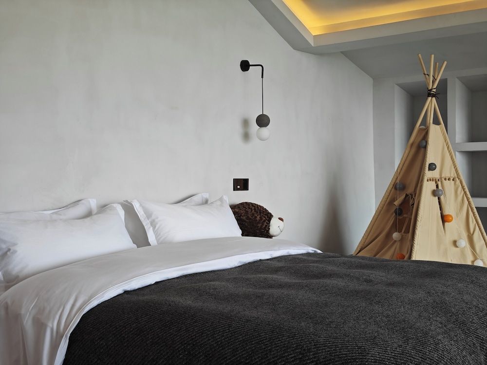 Luxury Suite, Balcony, Hill View