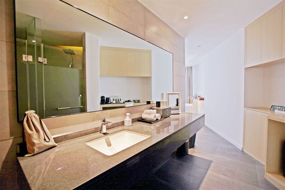 Comfort Studio Suite, 1 King Bed, Garden View