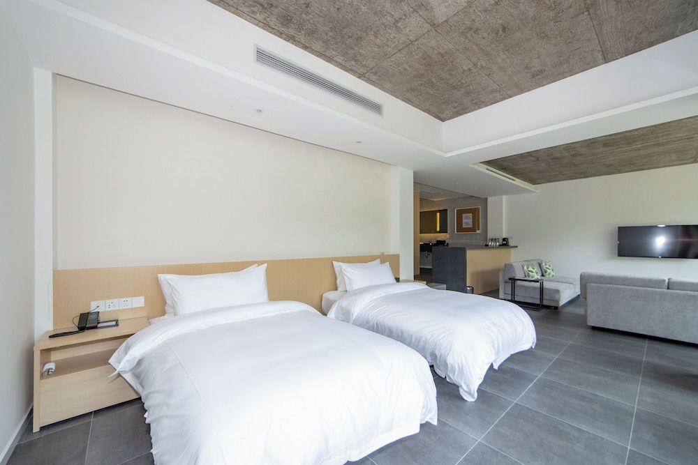 Superior Studio Suite, 1 King Bed, Garden View