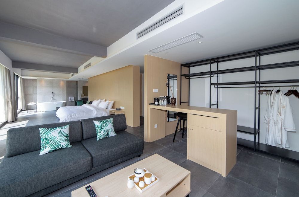 Design Suite, 1 King Bed, Valley View
