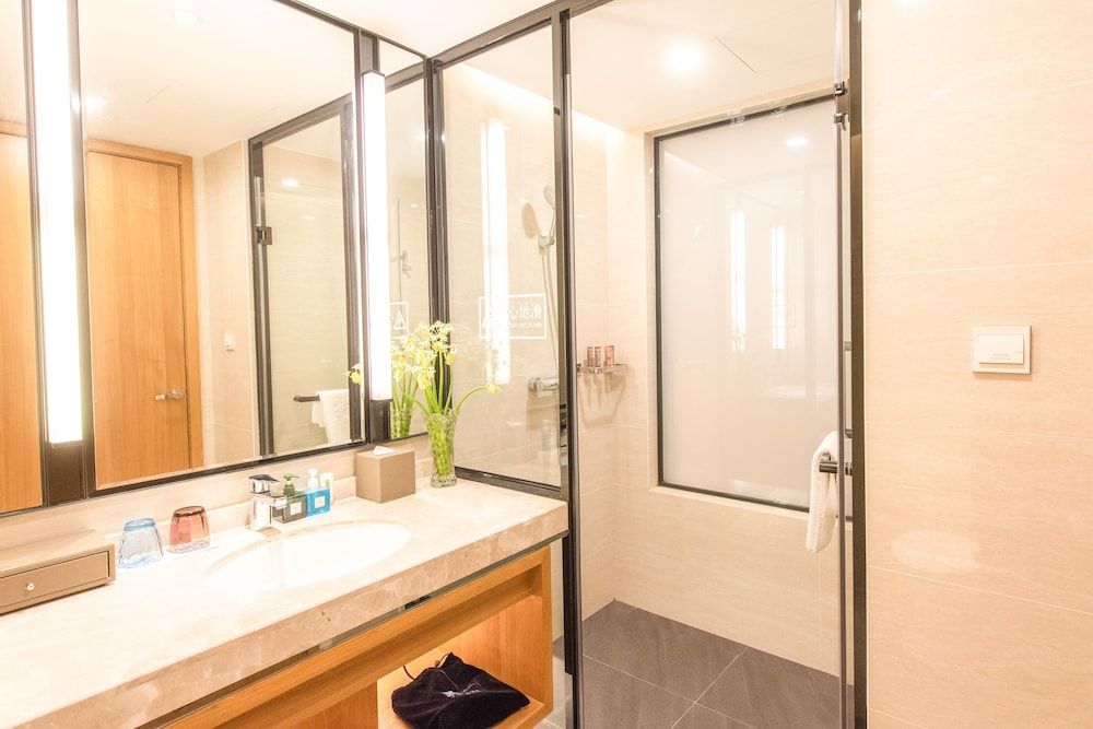 Rising Dragon International Hotel Superior Single Room, City View 3