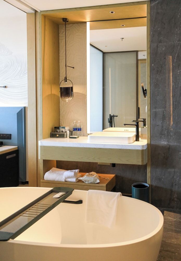 Beihai Marriott Resort Premier Room, 2 Double Beds, Balcony, Ocean View 5