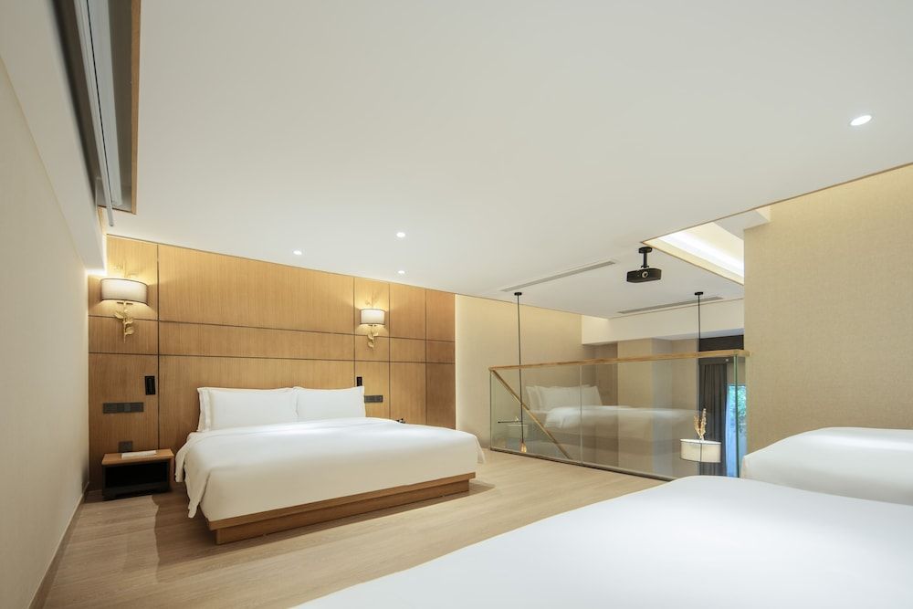 Premier Suite, Balcony, Courtyard View