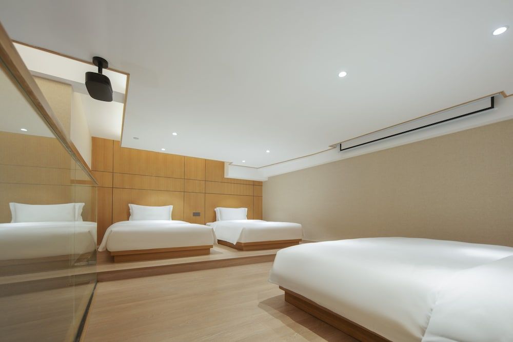 Premier Suite, Balcony, Courtyard View