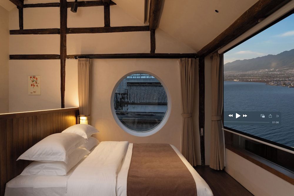 Dali City Shijing Boutique Homestay Deluxe Single Room, 1 King Bed, Private Bathroom, Garden View 3