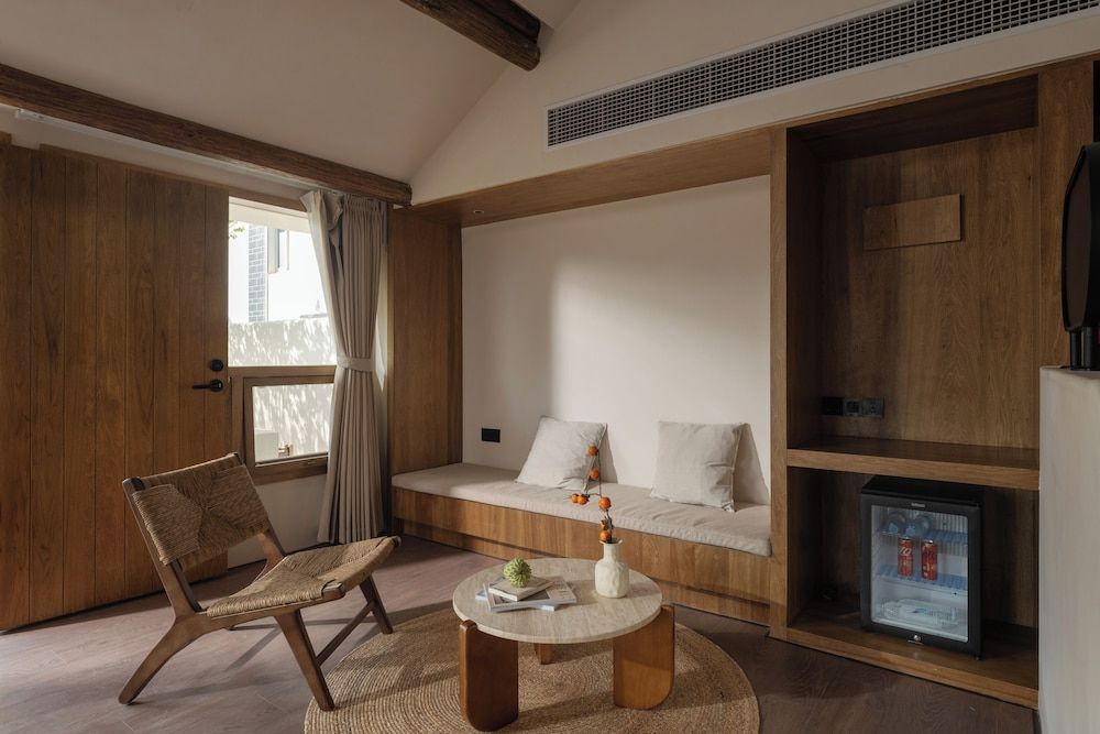 Dali City Shijing Boutique Homestay Deluxe Single Room, 1 King Bed, Private Bathroom, Garden View 12