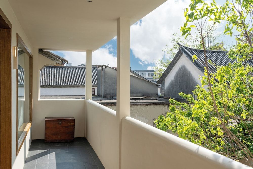 Dali City Shijing Boutique Homestay Deluxe Single Room, 1 King Bed, Private Bathroom, Garden View 4