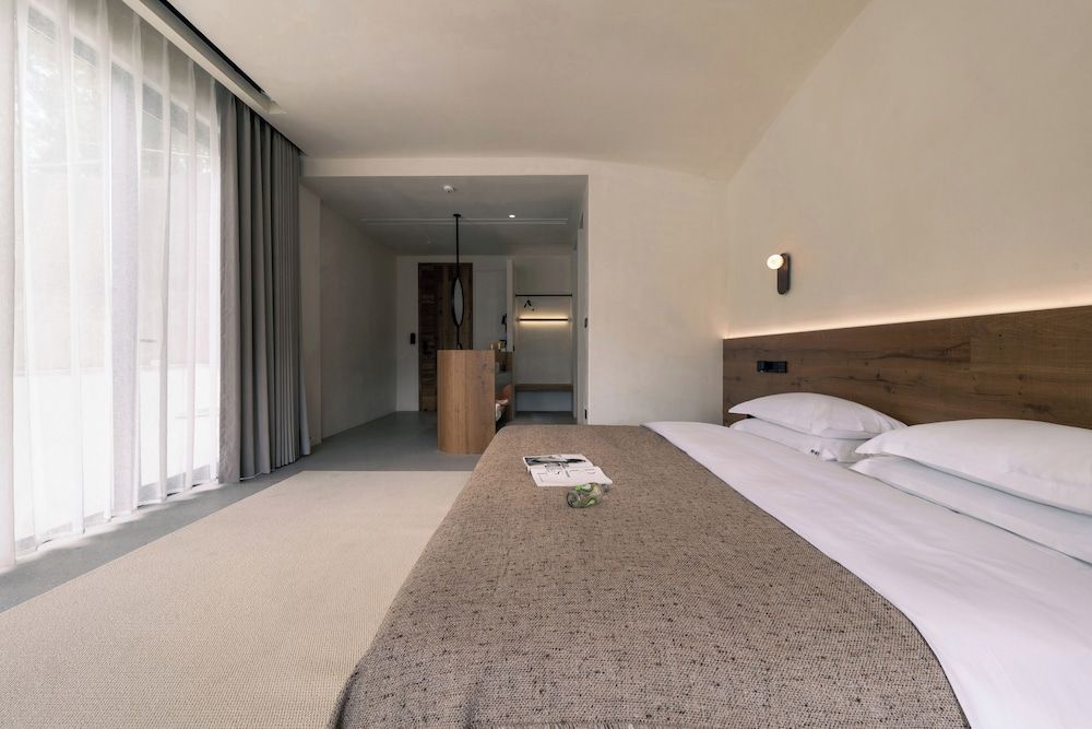 Wild Persimmon Warm Soup Homestay Luxury Double Room, 1 King Bed, Patio, Hill View 4