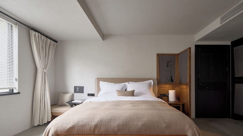 Arro Khampa Lhasa Premier Double Room, 1 King Bed, Non Smoking, Refrigerator 3