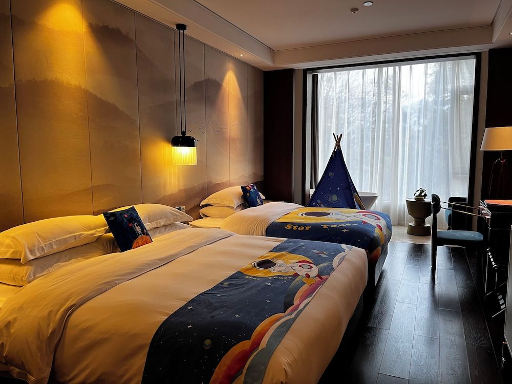 Longquan Jinsha Hotspring Hotel Family Triple Room